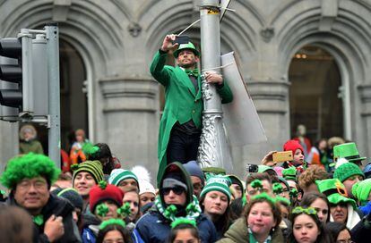 El público observa el desfile anual en Dublín.