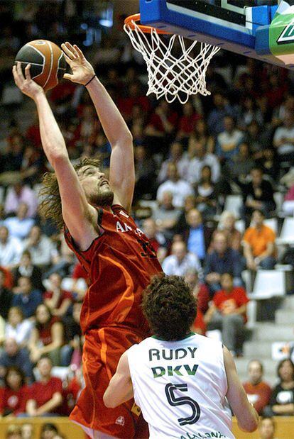 Marc Gasol, en 2008, recoge un rebote ante la mirada de Rudy Fernández.