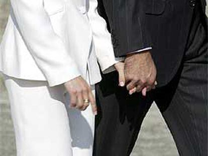 El príncipe Felipe y su prometida, Letizia Ortiz, pasean cogidos de la mano por los jardines de El Pardo el pasado jueves, cuando se celebró la petición de mano de la novia.