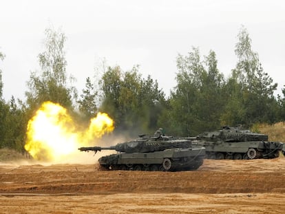 Carros Leopard de la OTAN, durante unos ejercicios en Letonia.