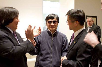 El abogado Chen Guangcheng (centro), acompañado por el embajador de EE UU, Gary Locke (derecha).