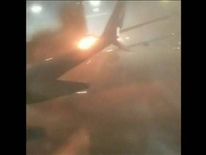 Vídeo grabado por un pasajero, que muestra un pequeño incendio tras la colisión de dos aviones en el aeropuerto de Toronto.