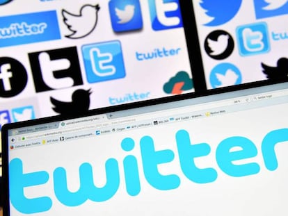 Logos de Twitter en varias pantallas. 