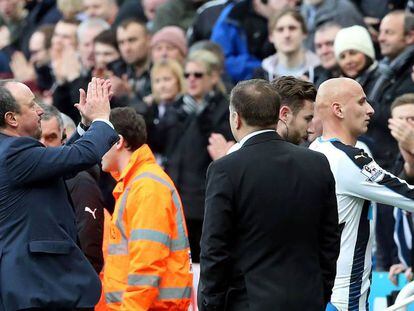 Rafa Benitez (i) aplaude a la grada tras el partido.