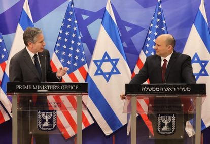 El primer ministro de Israel, Naftali Bennett (derecha) y el secretario de Estado de EE UU, Antony Blinken, este domingo en Jerusalén.
