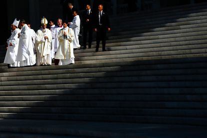 El Papa acompañado por un grupo de clérigos llegan a la misa en el Santuario de Fátima, el 13 de mayo.