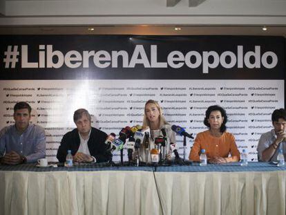 La esposa del l&iacute;der opositor venezolano Leopoldo Lopez, Lilian Tintori (c).