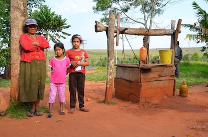 amilia rural junto a un pozo de agua potable en Paraguay.