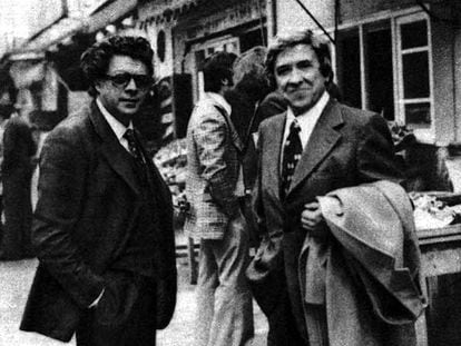 Santiago Carrillo, con peluca y lentillas, a pocos kilómetros de la frontera francesa. Junto a él, a la izquierda, Teodulfo Lagunero, empresario que organizó el regreso en automóvil a España del líder comunista. La foto fue tomada en los primeros días de febrero de 1976.