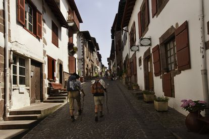 Dos peregrinos del Camino de Santiago en una calle de Saint-Jean-Pied-de-Port, en el País Vasco francés.