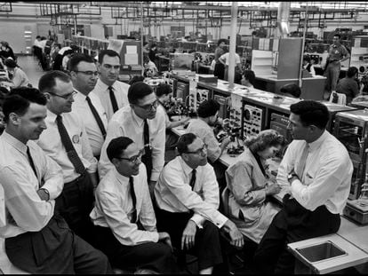 Oficina de la Fairchild Semiconductor, empresa que favoreció el desarrollo de Silicon Valley, en 1960. En la imagen, desde la izquierda, Eugene Kliner, Julius Blank, Gordon Moore, Sheldon Roberts, Jay Last, Robert Noyce, Jean Hoerni y Victor Grinich.