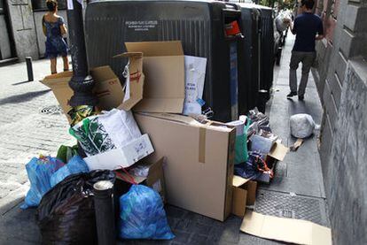 En una imagen tomada ayer, la basura se acumula en la calle de Colón, en el barrio de Malasaña.