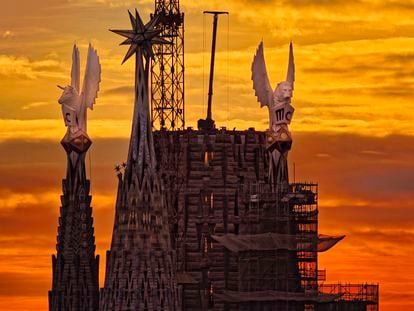 Imagen de la La Sagrada Familia con las dos nuevas torres de los evangelistas Lucas y Marcos en Barcelona.