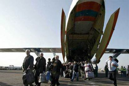 Un grupo de georgianos deportados de Rusia desciende de un avión del Gobierno ruso ayer en Tbilisi (Georgia).
