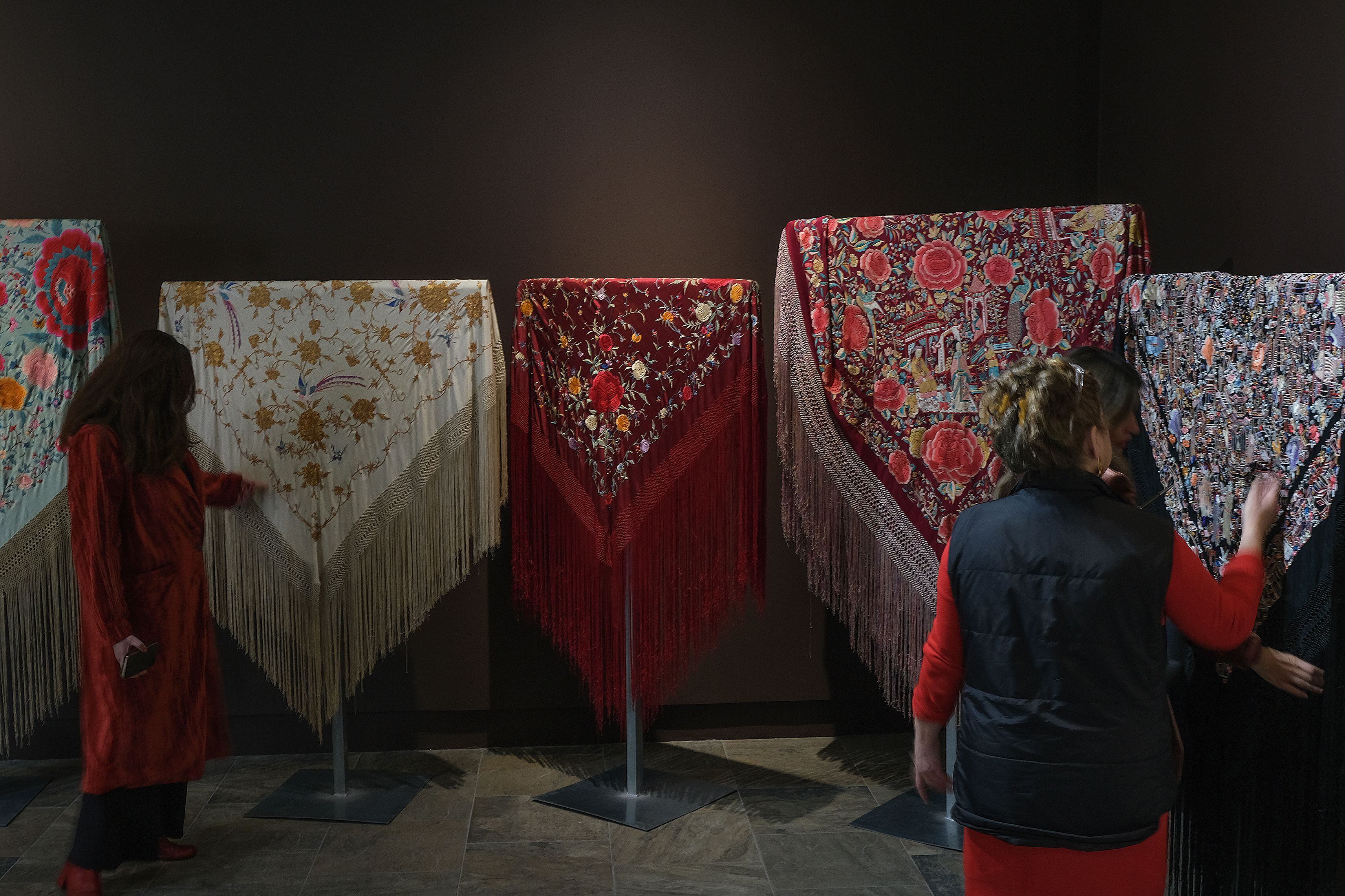 Algunos mantones de manila exhibidos en la exposición.