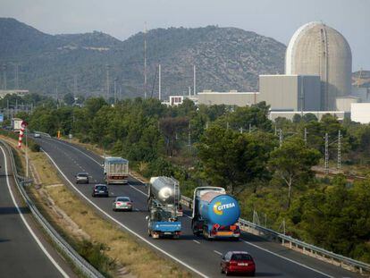 La central nuclear de Vandellós II junto a la autopista AP-7. 
