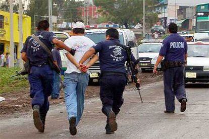 La policía de Michoacán detiene a un individuo que había secuestrado a un tendero.
