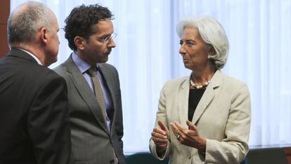 Christine Lagarde (derecha) conversa con Dijsselbloem.