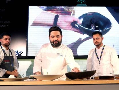 Los chefs Rafael Bedoya, Juanlu Fernández, y Pedro Queijo en la feria gastronómica Madrid Fusión 2020.