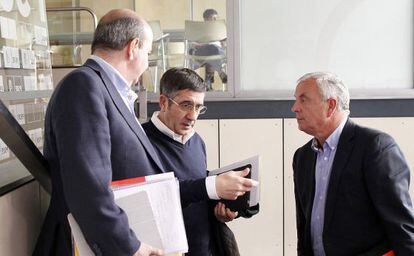 Vázquez junto Patxi López y Gaspar Zarrarías tras el comité del PSOE