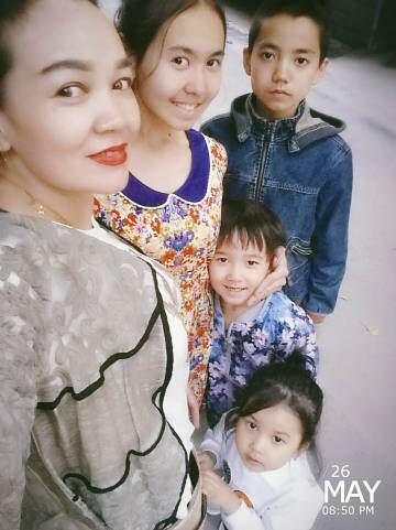 Selfi de la familia de Ablimit Tursun, poco antes de acceder a la Embajada de Bélgica en Pekín, el pasado 26 de mayo.