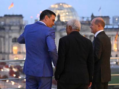 Desde la izquierda, Pedro Sánchez, António Costa y Olaf Scholz, el viernes en la cancillería alemana, en Berlín.