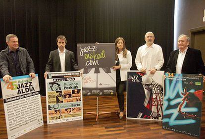 De izquierda a derecha, el director del Festival de Jazz de San Sebastián, Miguel Martín; el responsable del de blues de Hondarribia, Carlos Malle; la directora de Turismo, Isabel Muela, y los directores de las muestras de Gexto, Iñaki Saitua, y Vitoria, Iñaki Añua, ayer en la presentación de la temporada en Bilbao.