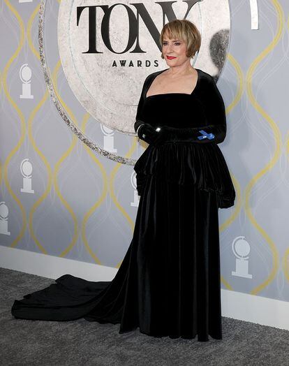 Otra de las actrices que también llevaron este lazo fue Patti LuPone, sobre un vestido negro de terciopelo firmado por Christian Siriano.