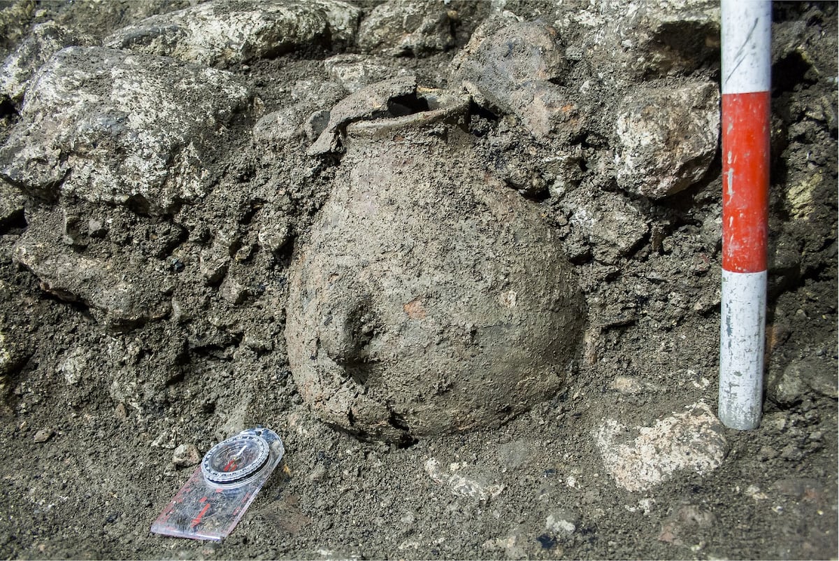 Una vasija tapada por un cráneo desvela un lugar neolítico mágico con posibles prácticas caníbales en una cueva de Cádiz