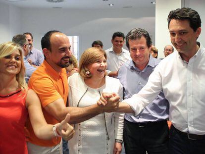 La presidenta del PP valenciano, Isabel Bonig, en el centro, con otros dirigentes del partido.