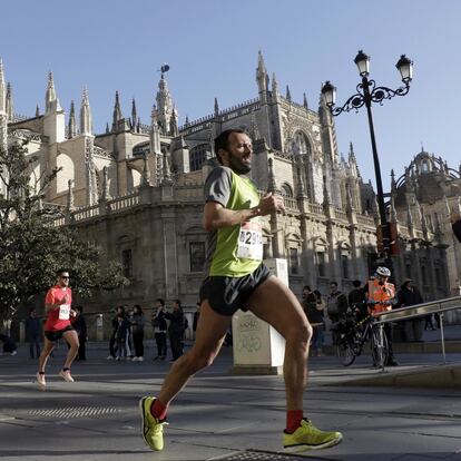 Isaac Rosa, durante el medio maratón de Sevilla en enero de 2019. Ha pasado los últimos 19 años corriendo.