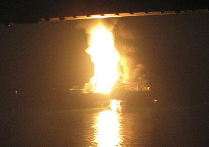 Imagen suministrada por el servicio de Guardacostas de EE UU de la plataforma Deepwater Horizon ardiendo