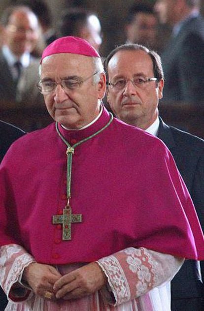 Hollande detrás del obispo Thierry Jordan en una ceremonia en la catedral de Reimsel 8 de julio.