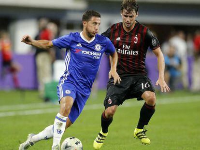 Una de las jugadas del partido del 3 de agosto de la copa internacional de campeones entre Eden Hazard (i) del Chelsea y Andrea Poli (d) del AC Milan.