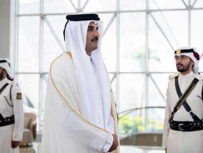 Sheikh Tamim bin Hamad Al Thani Emir of Qatar receives Sheikh Mohamed bin Zayed Al Nahyan, President of the United Arab Emirates (not pictured), prior to the 44th session of the Supreme Council of the Gulf Cooperation Council (GCC), in Doha, Qatar, December 5, 2023. Mohamed Al Hammadi/UAE Presidential Court/Handout via REUTERS    THIS IMAGE HAS BEEN SUPPLIED BY A THIRD PARTY