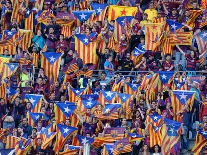 Aficionados del Barça con esteladas en la final del Calderón.