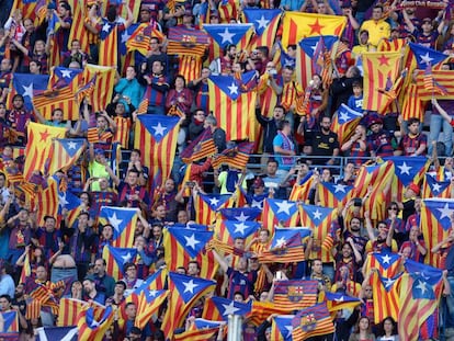 Aficionados del Barça con esteladas en la final del Calderón.