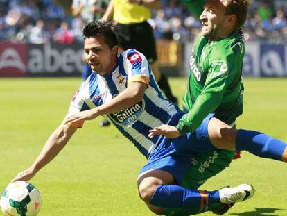 Rabello, del Deportivo, pugna por un bal&oacute;n con Diego Rivas, del Eibar.