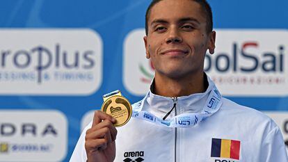 David Popovici con la medalla de oro en los 200m estilo libre este lunes en Roma.