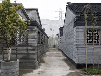 Vista de los diferentes edificios tradicionales chinos de la primera generación de Winsun. En las paredes sin revestimiento se puede apreciar las diferentes capas que la impresora crea con la 'tinta' de cemento.