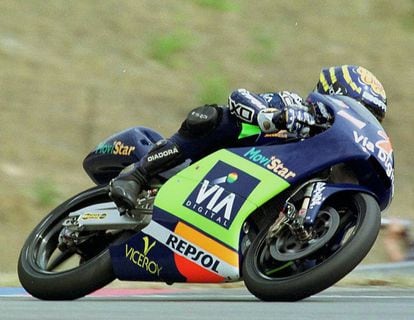 Emilio Alzamora toma una curva durante el Mundial de motos en 1999.