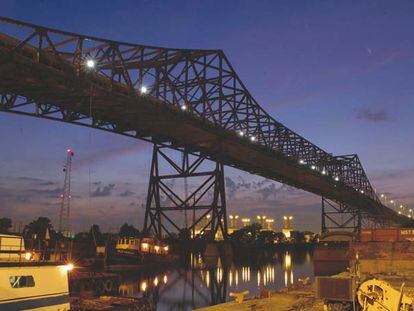 Cintra, filial de Ferrovial, gestiona el Skyway Bridge de Chicago, una serie de puentes de peaje por los que transitan decenas de miles de vehículos al día.
BBVA ha comprado este año el banco Compass, con sede en Alabama.