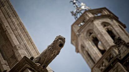 Una de las gárgolas y un campanario de Santa Maria del Mar.