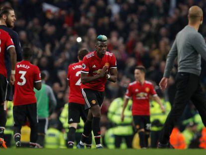 Pogba se dirige a Guardiola tras el partido.