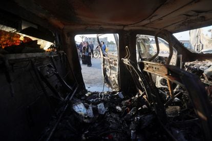 Estado de uno de los vehículos del convoy de la organización no gubernamental World Central Kitchen que fue alcanzado por el ataque israelí. 
