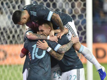 Messi celebra con Lautaro Martínez y Paredes el gol de Argentina.