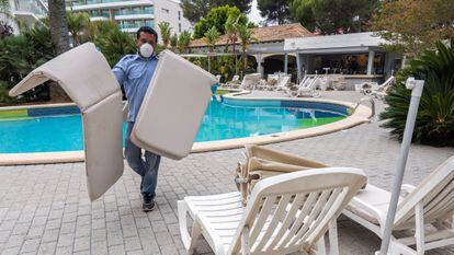 El trabajador de un hotel prepara las zonas exteriores, en La Palma.