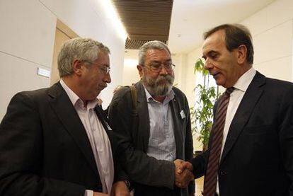 Los líderes sindicales se han reunido con el portavoz del Grupo Socialista, José Antonio Alonso