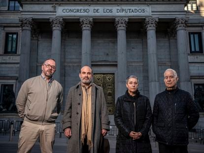 De izquierda a derecha, Fernando García, Ernesto Pérez, Leonor García y Antonio Carpallo, víctimas de abusos sexuales en colegios religiosos, frente al Congreso de los Diputados.