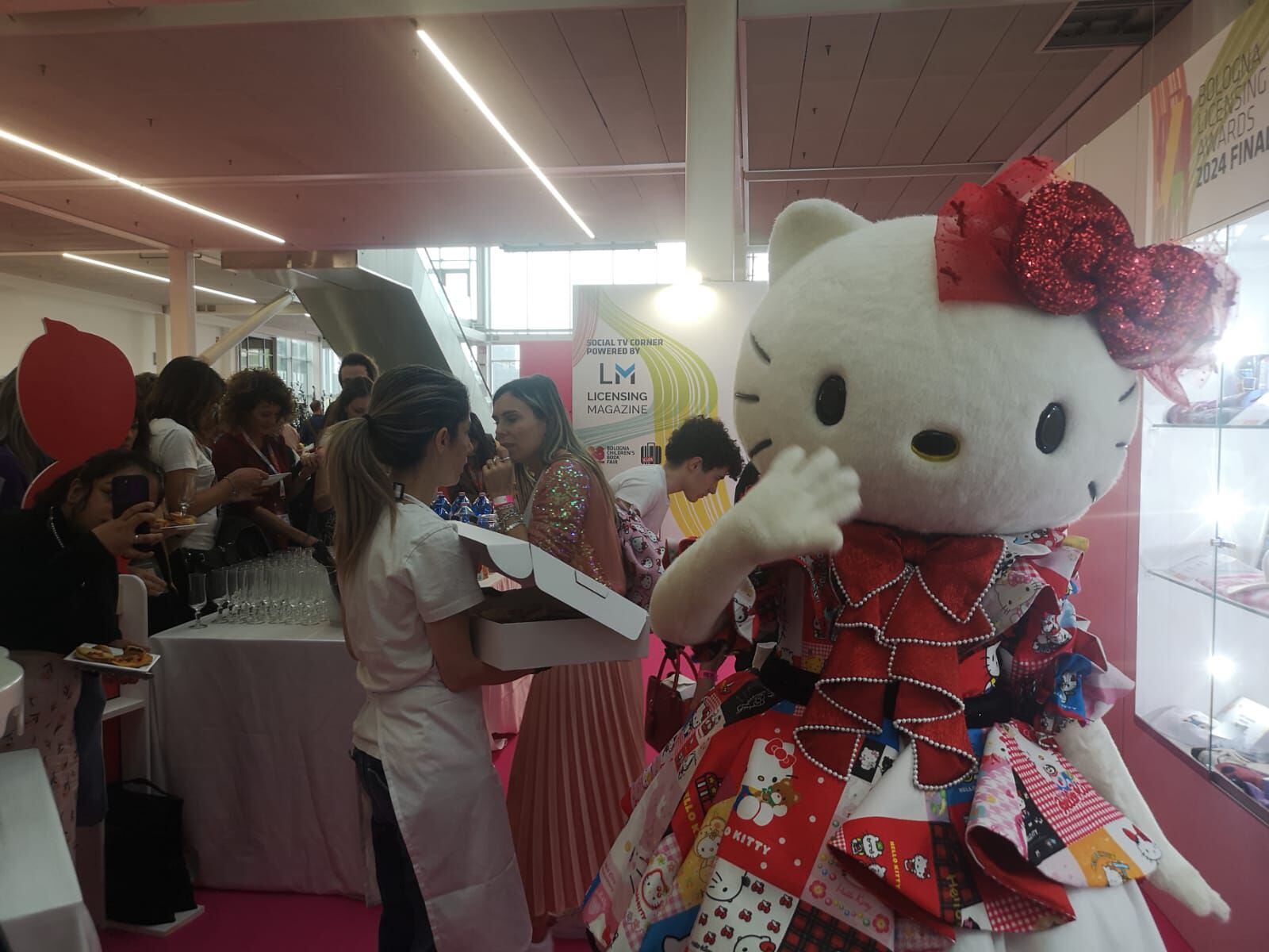 Un momento de la cata de pasteles organizada en la feria del libro infantil y juvenil de Bolonia por Hello Kitty.